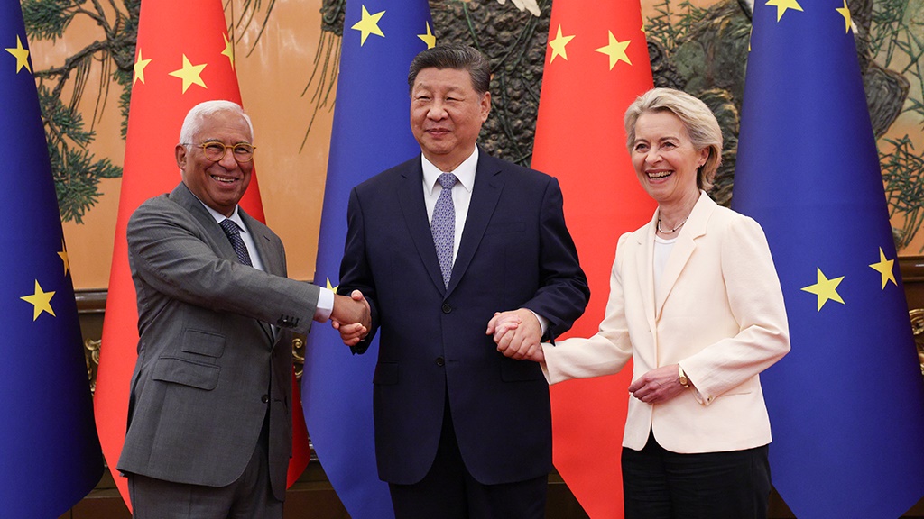 EU-leiders Antonio Costa en Ursula von der Leyen ontmoeten Chinese president Xi Jinping tijdens de 25e EU-China Top in Beijing
