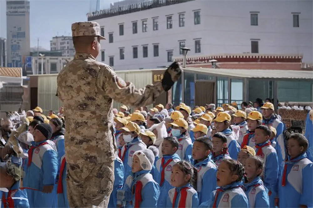 Chinese militaire veteraan instrueert Tibetaanse kinderen
