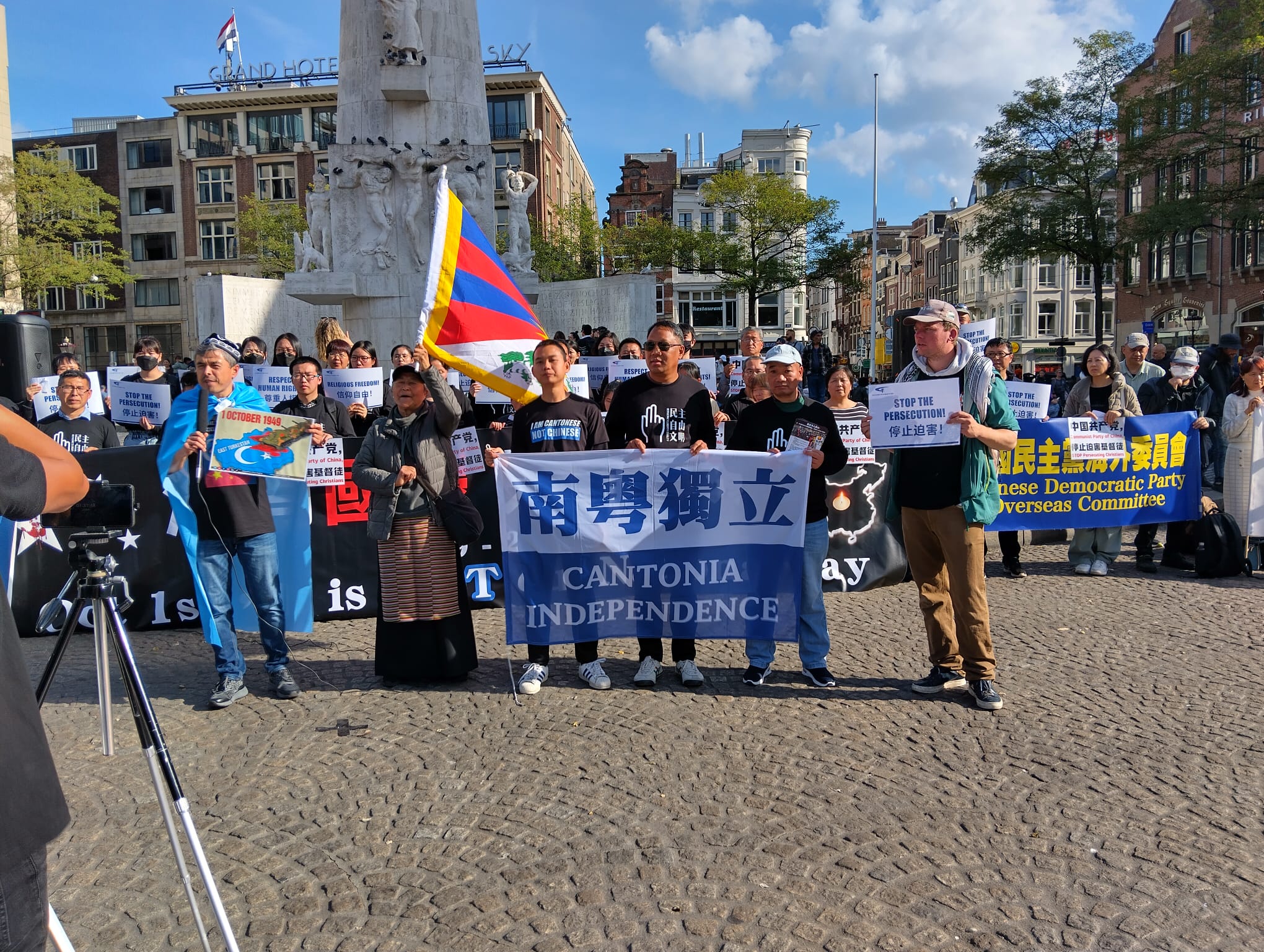Demonstranten met Tibetaanse vlag en protestborden op de Dam