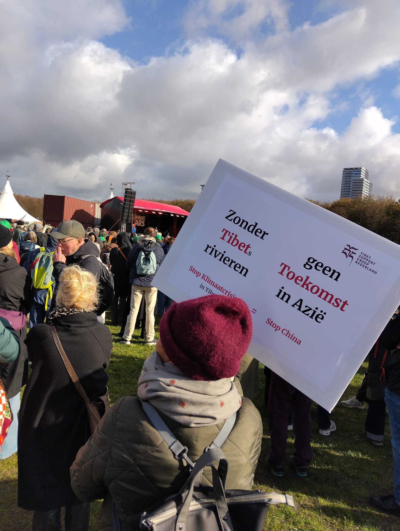 Demonstranten met spandoeken over Tibet en klimaatrechtvaardigheid