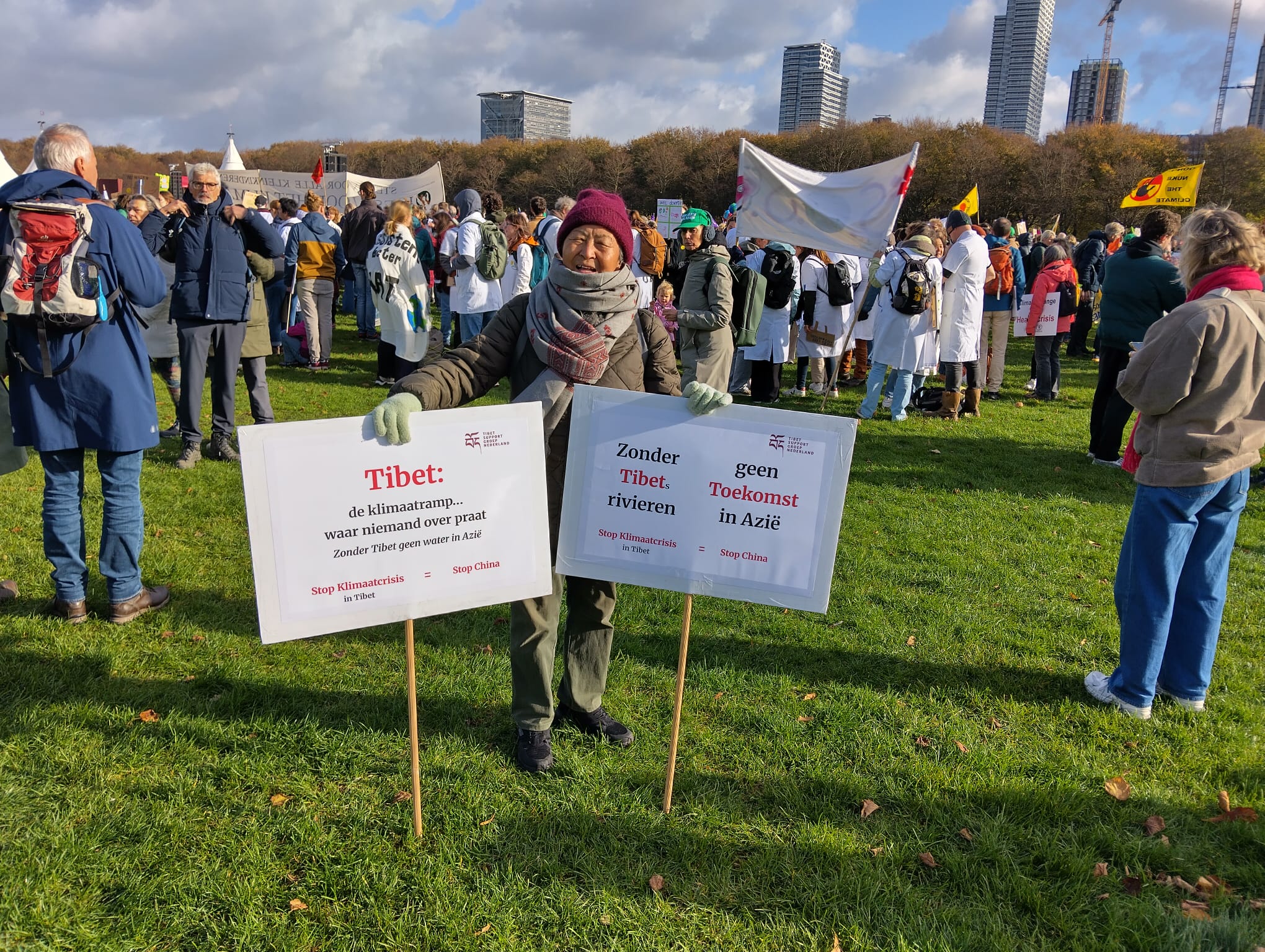 Groepsbeeld van demonstranten voor klimaatrechtvaardigheid