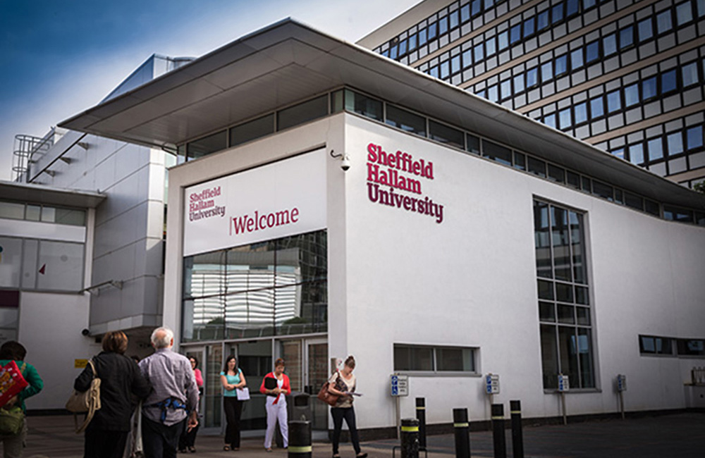 Sheffield Hallam University gebouw met bezoekers bij de ingang