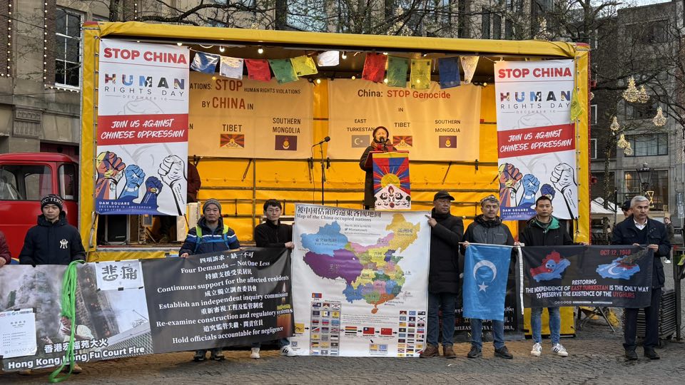 Tibetaanse vlaggen tijdens de demonstratie