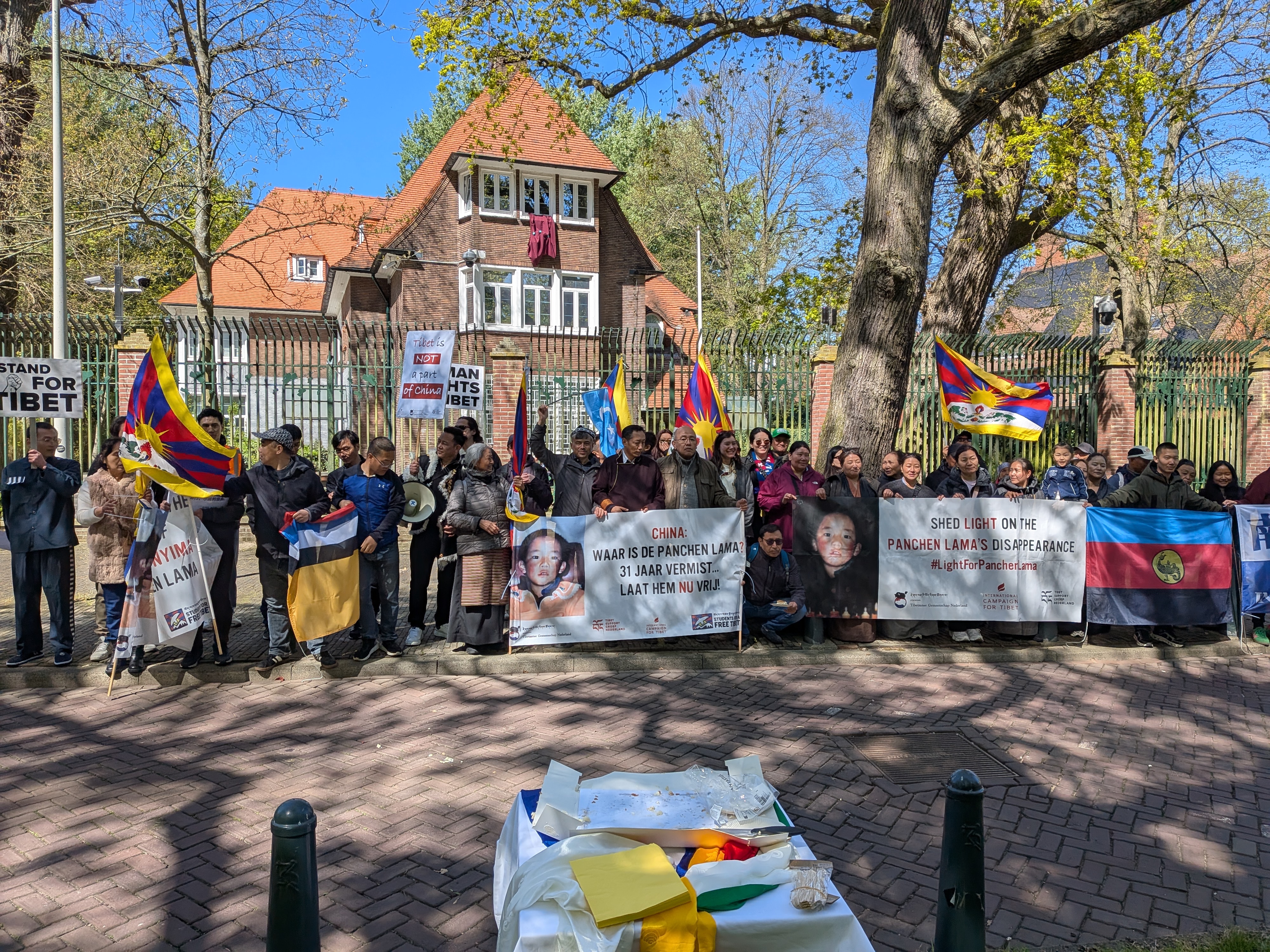 Tibetanen en Tibet-supporters bijeen bij de Chinese Ambassade in Den Haag