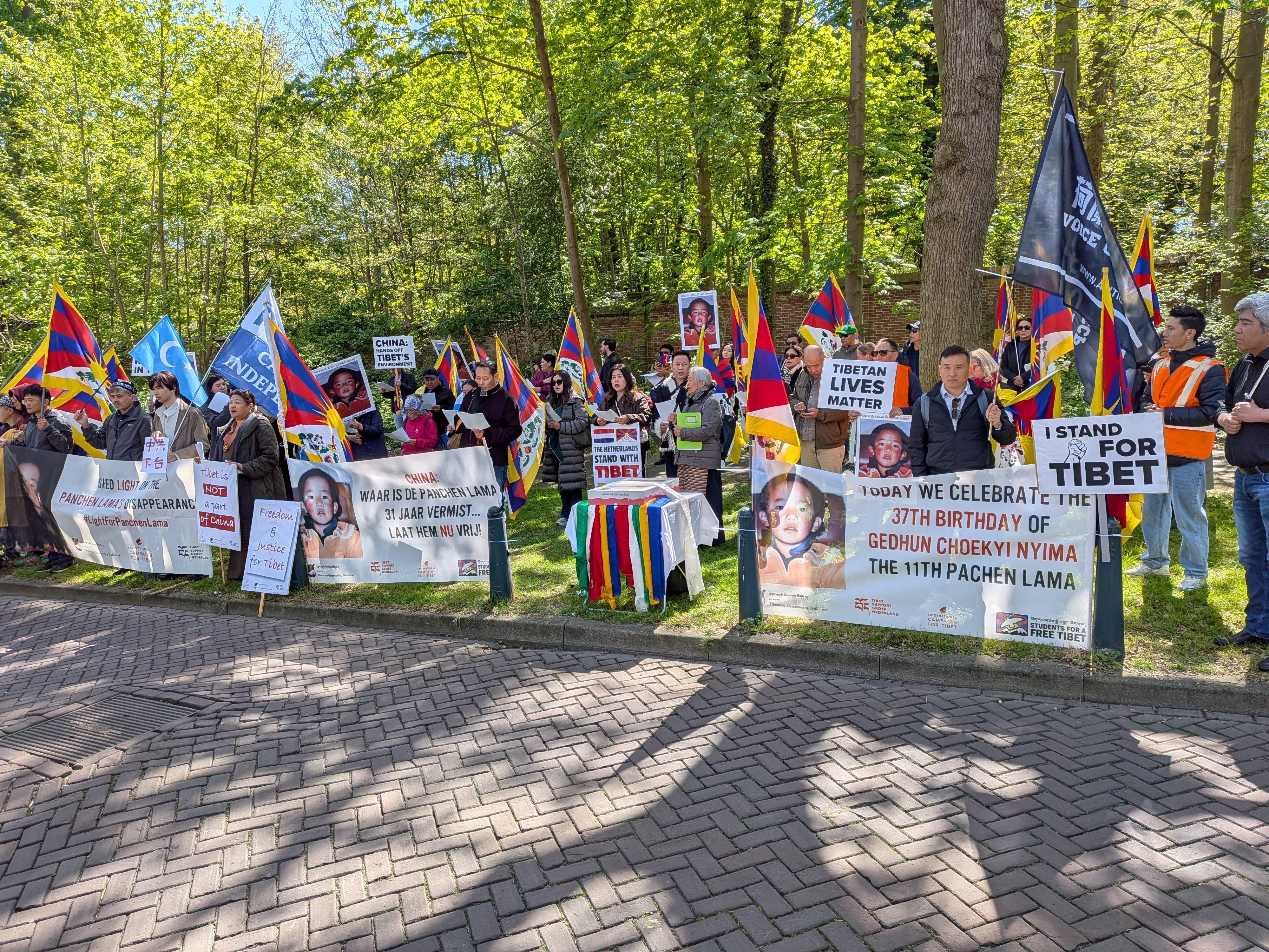 Deelnemers aan de demonstratie bij de Chinese Ambassade