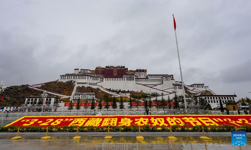 Chinees propagandabanner voor het Potala Paleis in Lhasa ter gelegenheid van de '3·28 Dag van de Bevrijding der Horigen', 28 maart 2026