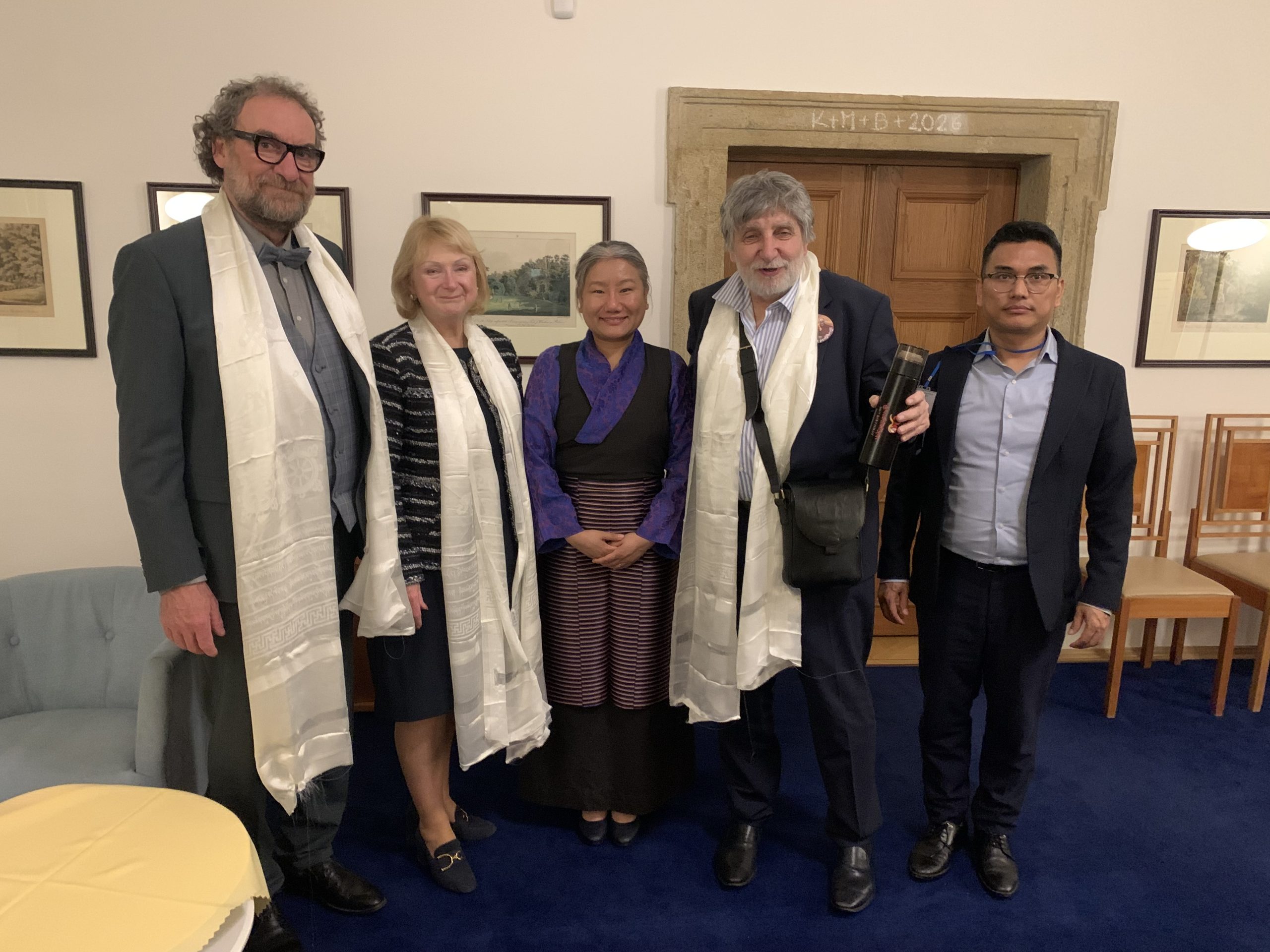 Vertegenwoordiger Thinlay Chukki met de Tsjechische senatoren die de resolutie steunden