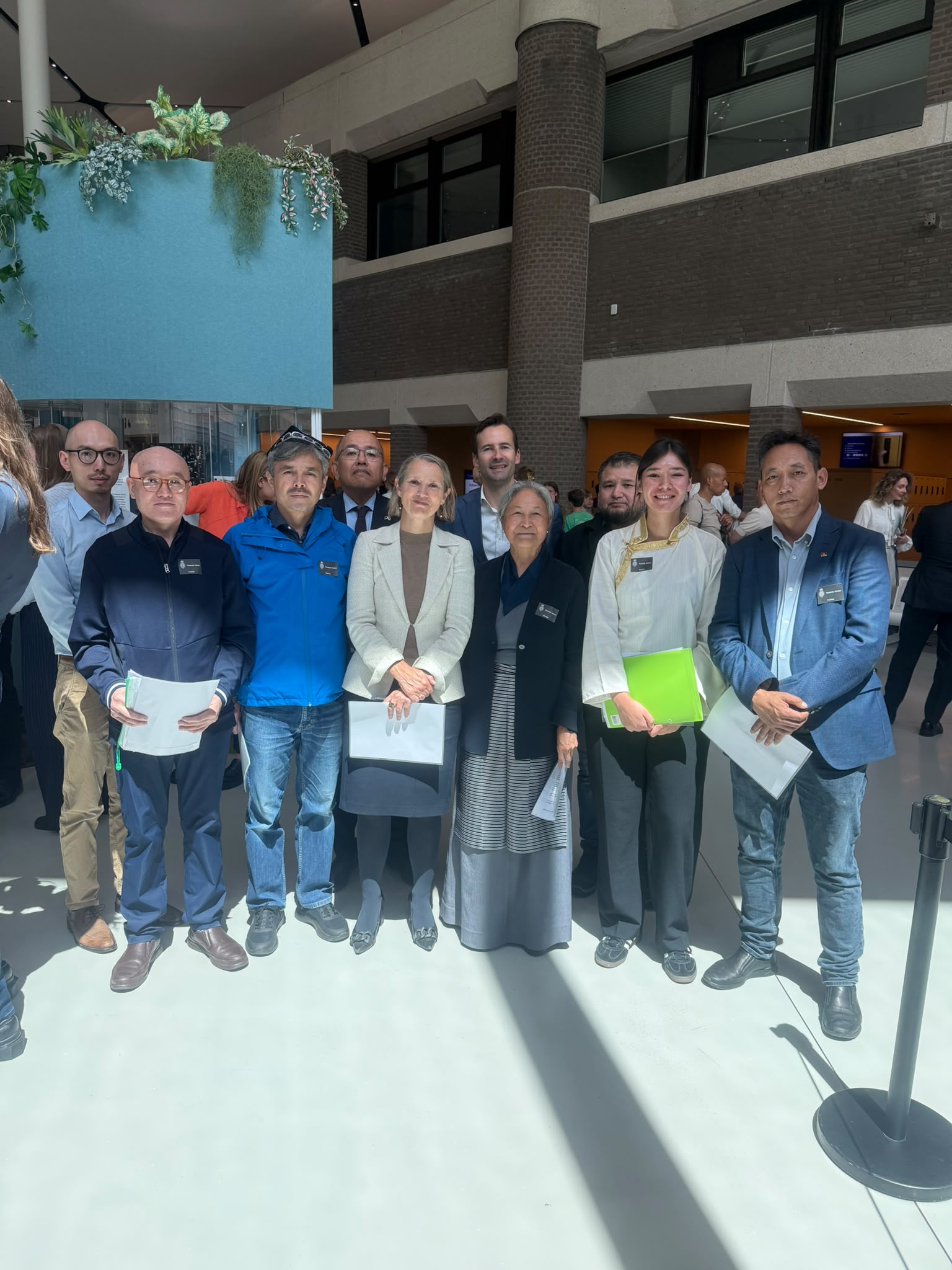 Vertegenwoordigers van Tibetaanse, Oeigoerse, Zuid-Mongoolse en Hongkongse mensenrechtenorganisaties bieden op 9 juni 2026 in Den Haag een petitie aan leden van de Vaste Kamercommissie voor Buitenlandse Zaken van de Tweede Kamer aan