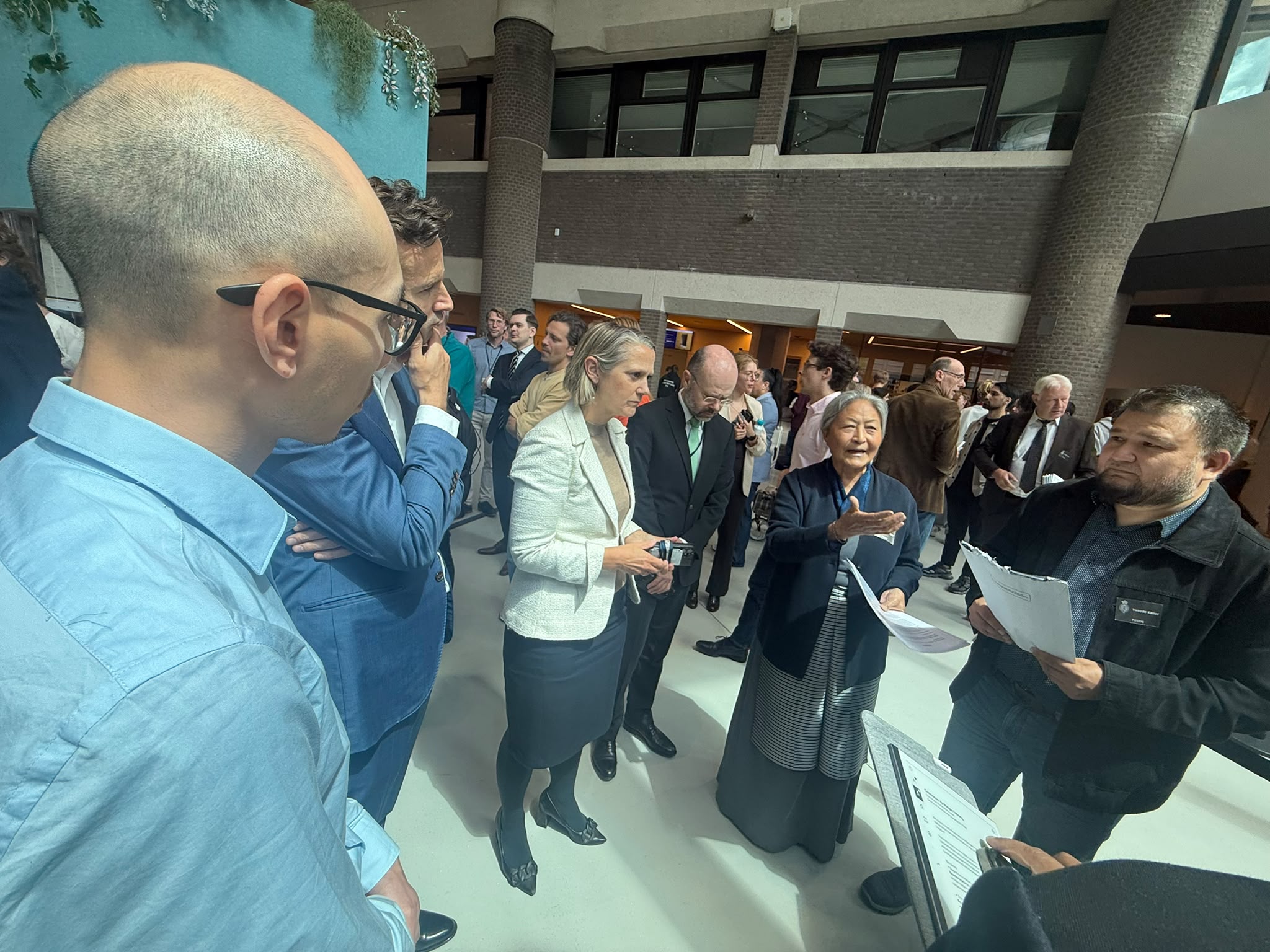 Demonstranten en vertegenwoordigers van de coalitie bijeen in Den Haag tijdens de aanbieding van de petitie, 9 juni 2026