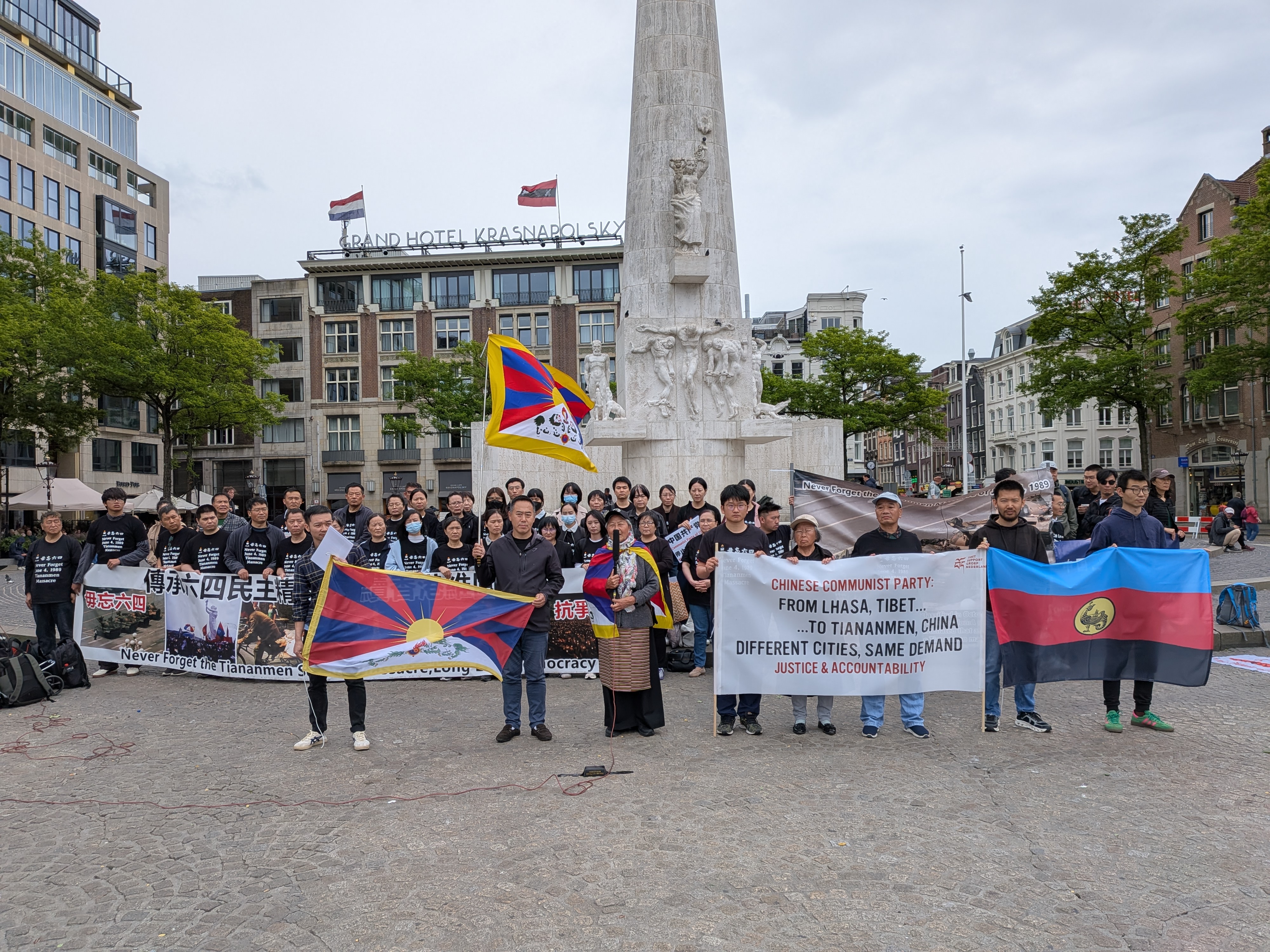 Demonstranten met de Tibetaanse vlag, de Zuid-Mongoolse vlag en spandoeken op de Dam in Amsterdam tijdens de herdenking van het bloedbad op het Tiananmenplein, 6 juni 2026