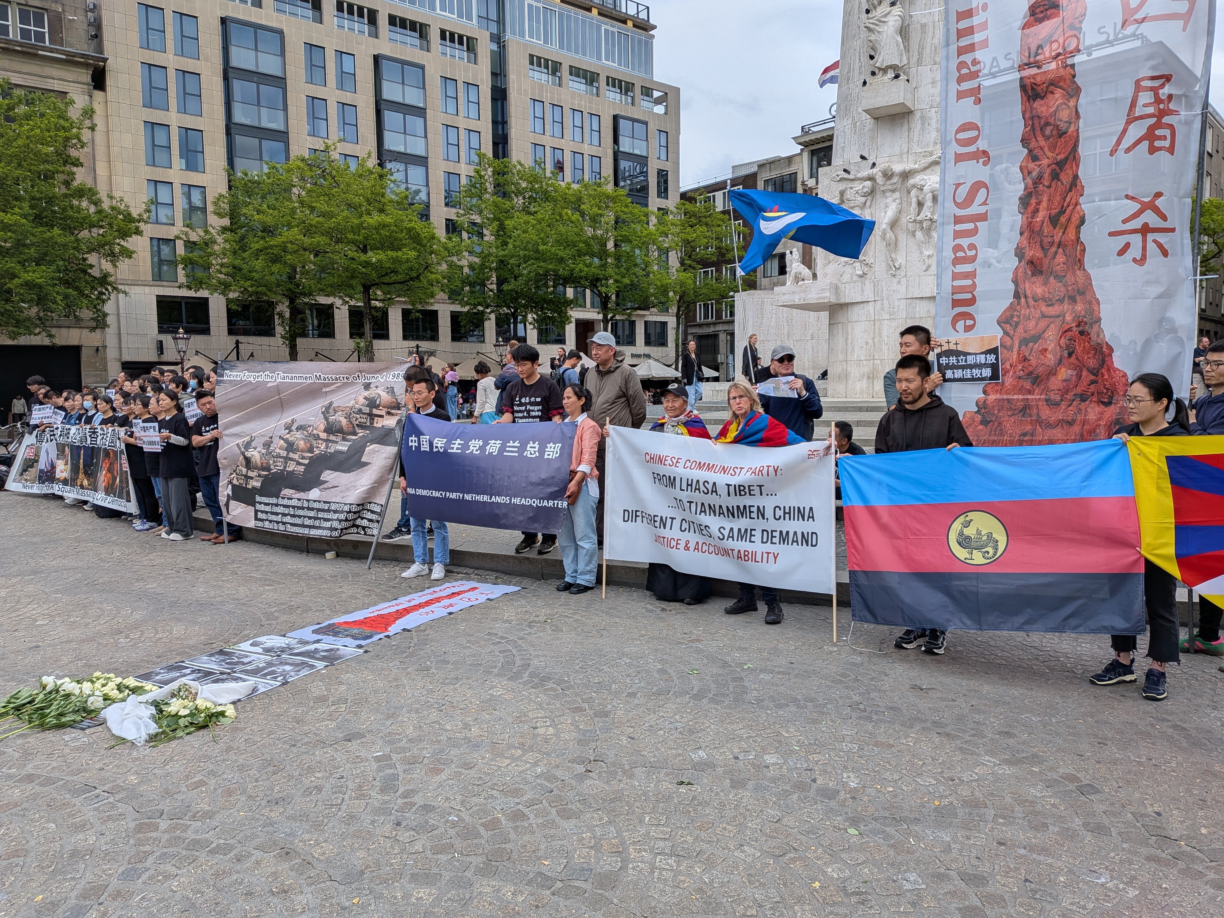 Deelnemers aan de herdenking op de Dam in Amsterdam, 6 juni 2026