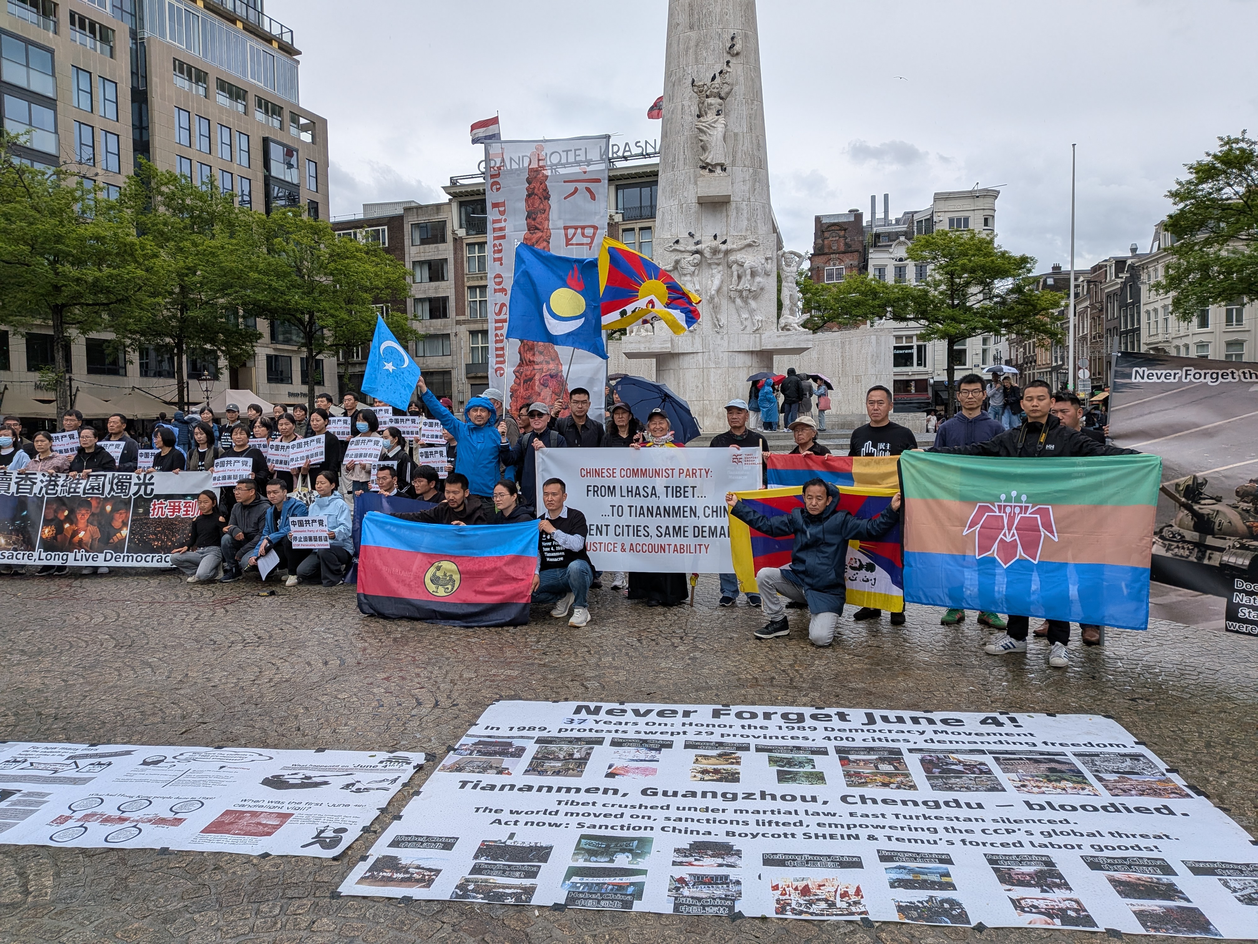 Deelnemers aan de herdenking op de Dam in Amsterdam, 6 juni 2026