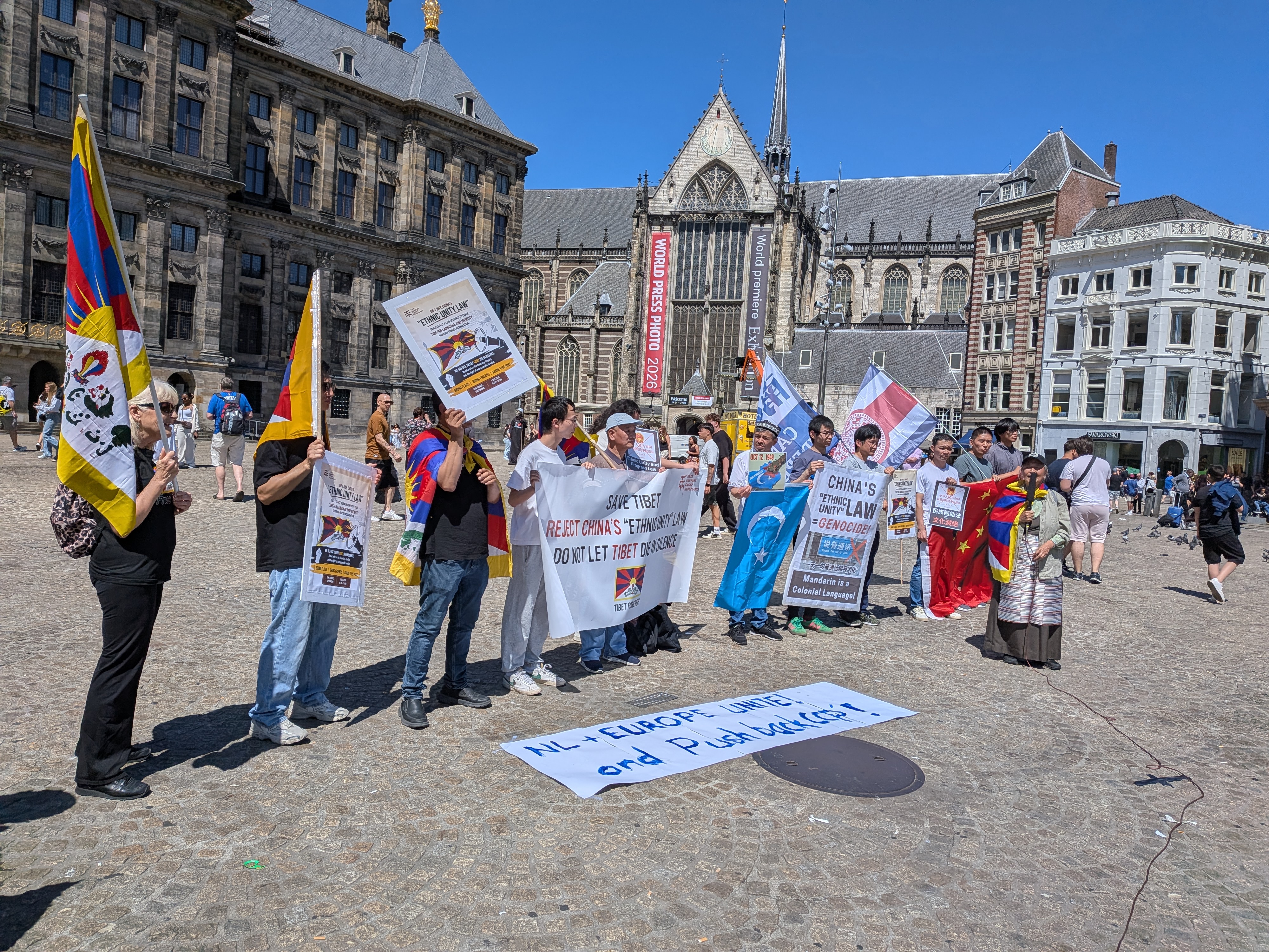 Demonstranten op de Dam in Amsterdam tijdens het protest tegen China's Etnische-Eenheidswet, 1 juli 2026