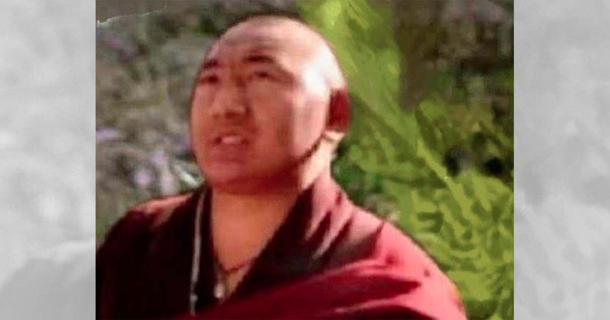 Portret van Jamyang Lekshe, hoofd van het Yena-klooster, in donkerrood gewaad