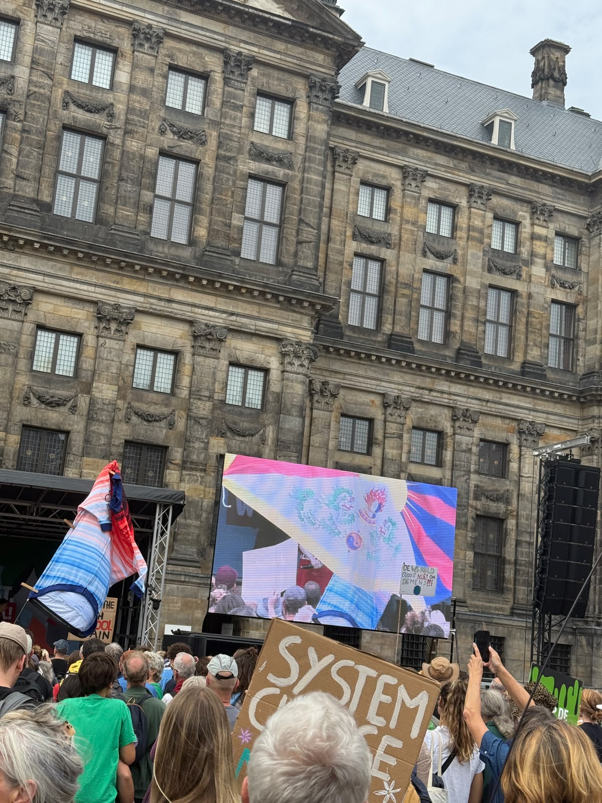 Grote wapperende Tibetaanse vlag op het videoscherm voor het Koninklijk Paleis