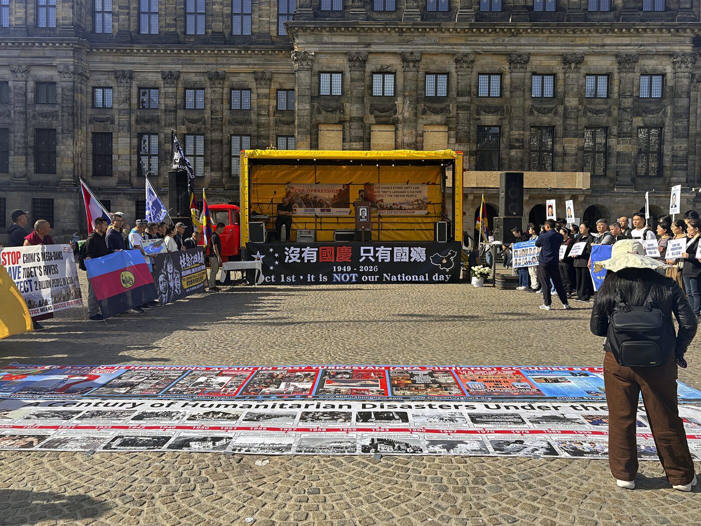 Spandoek op de Dam met de tekst 1949-2026, Oct 1st it is NOT our National day